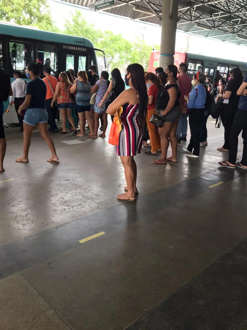 Concentração de usuários sem distanciamento social também é registrada no terminal do Siqueira