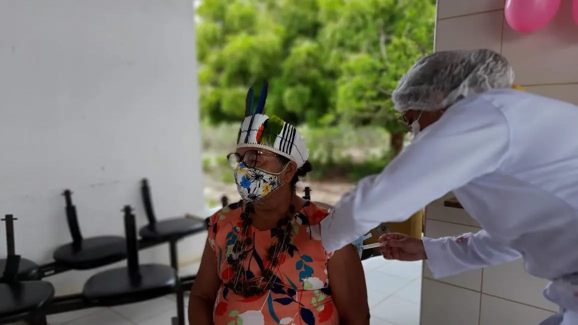 Imagem da notícia: Primeira dose da vacina contra Covid-19 já foi aplicada em 80,43% da população indígena no Ceará