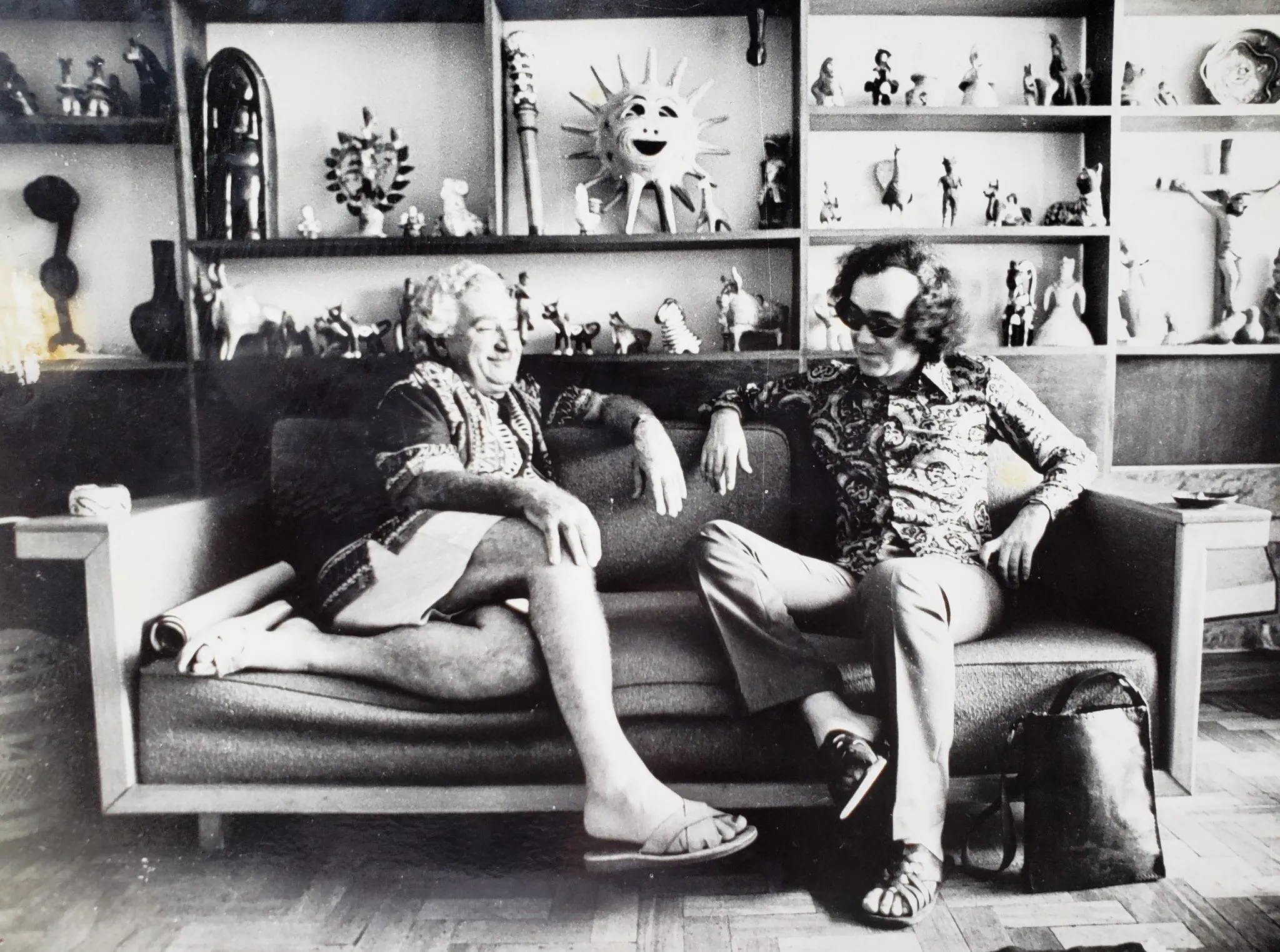 1972. Jorge Amado (1912-2001) recebe Mayrink em sua casa, no Rio