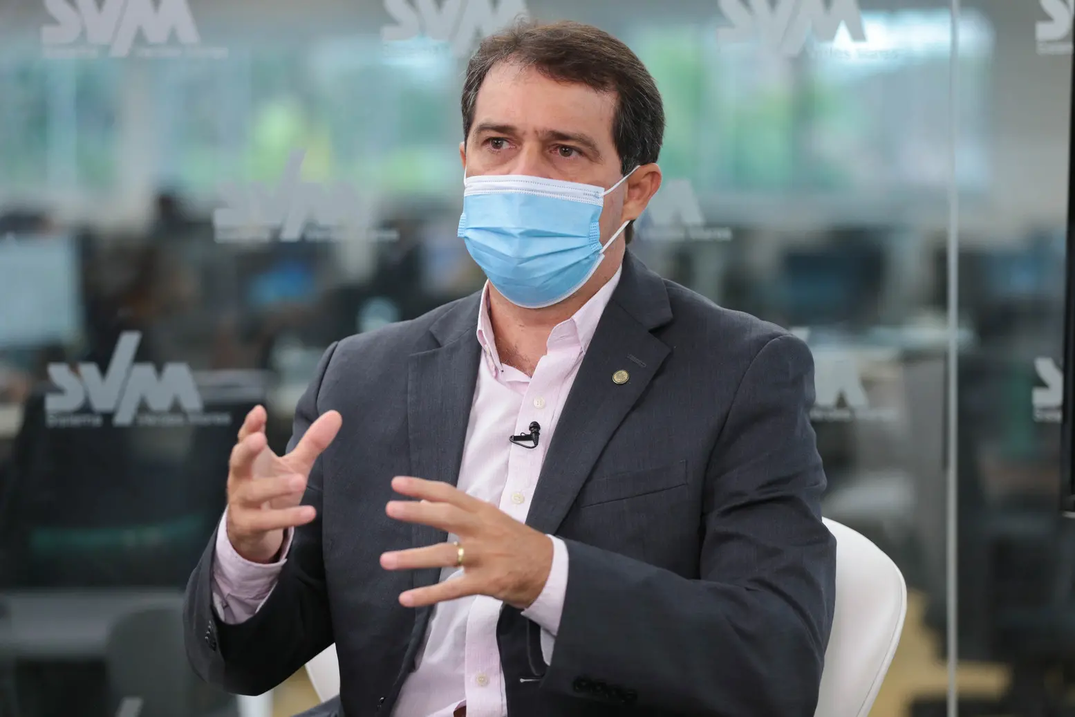 Imagem da notícia: Evandro Leitão projeta intenso troca-troca de partidos entre deputados e redução de legendas em 2022