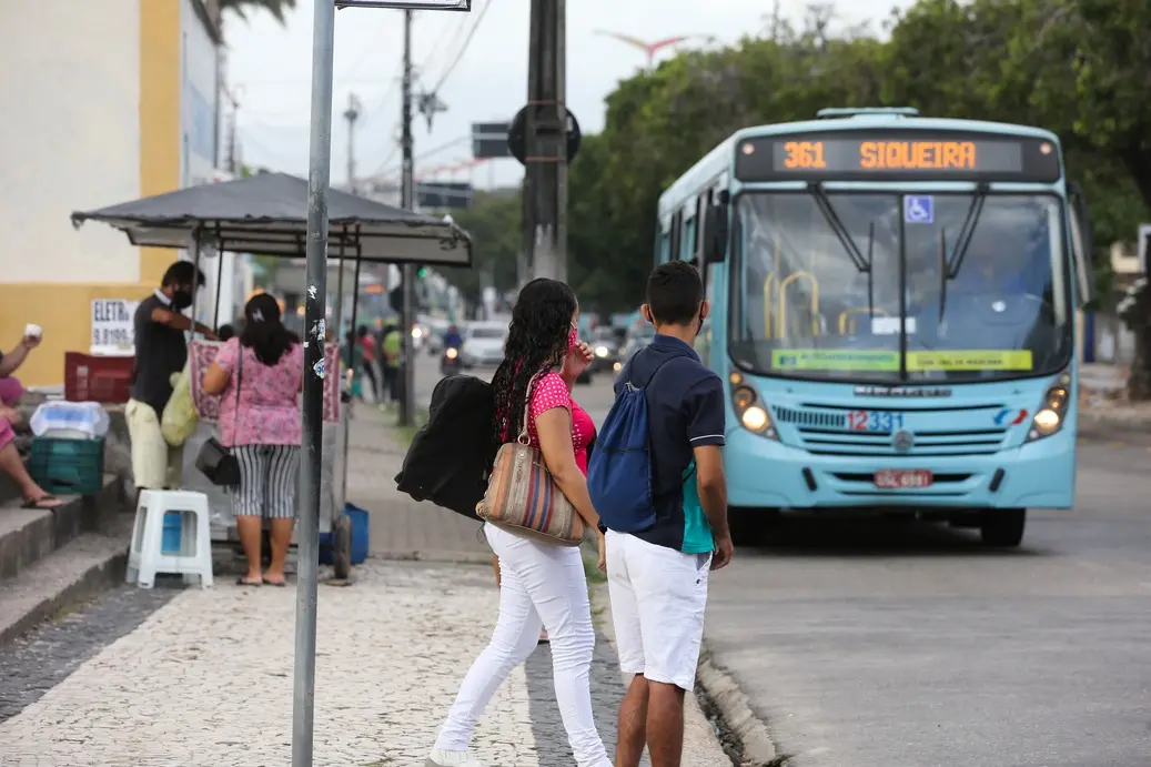 Imagem da notícia: Prefeitura começa a discutir aumento no preço da passagem de ônibus; IPTU não deve ter reajuste