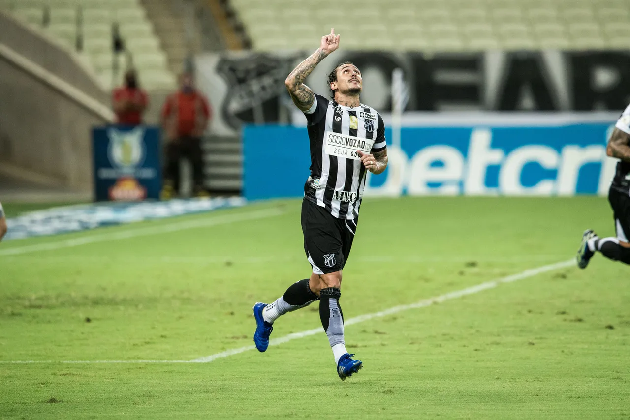Vina é um dos principais destaques do Ceará sob comando do técnico Guto Ferreira