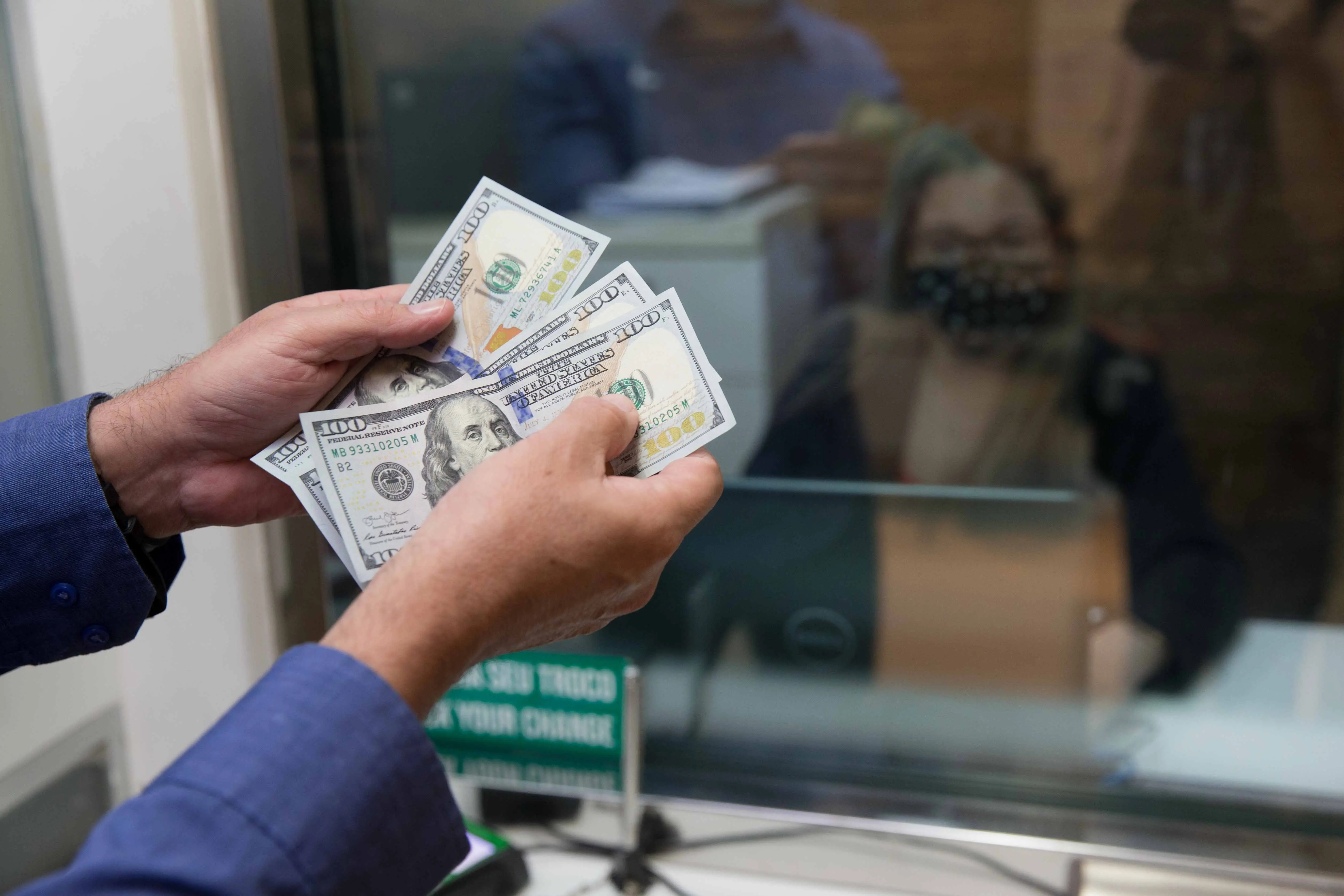 Imagem da notícia: Casas de câmbio já vendem o dólar a R$ 5,81 em Fortaleza