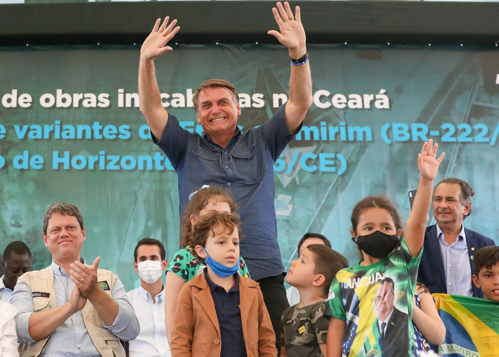 Imagem da notícia: Bolsonaro critica medidas contra a Covid e pede para que políticos voltem às ruas após a eleição