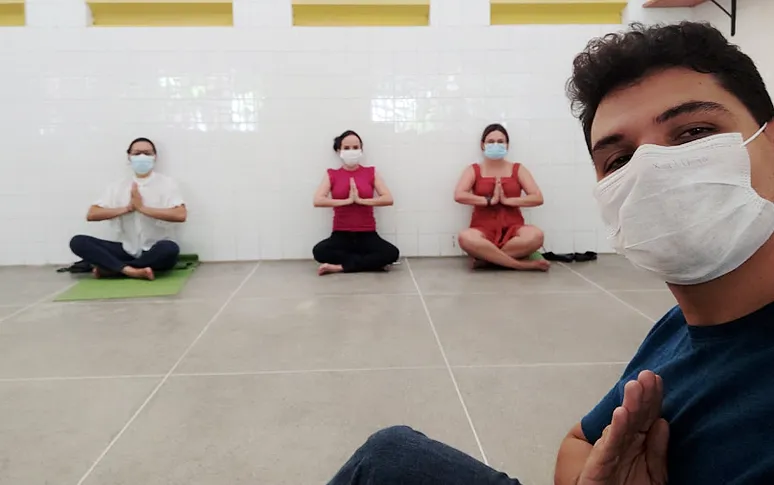 No Hospital de Saúde Mental, são oferecidas aos profissionais da saúde atividades integrativas como meditação, acupuntura, ioga e musicoterapia.