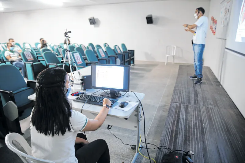 Antes de atual decreto, aula é transmitida para alunos no modelo remoto.