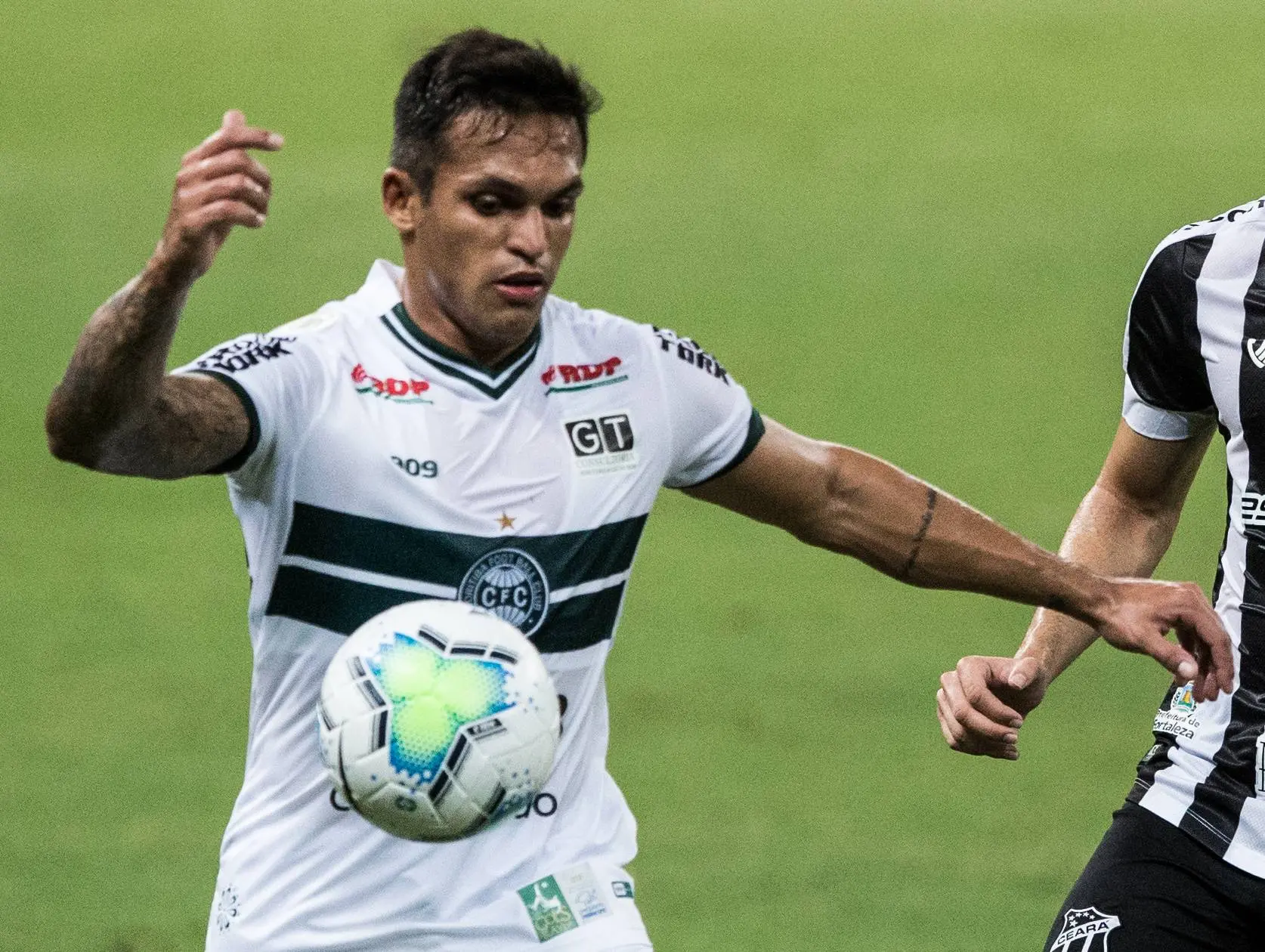 Imagem da notícia: Fortaleza acerta contratação do atacante Robson, ex-Coritiba