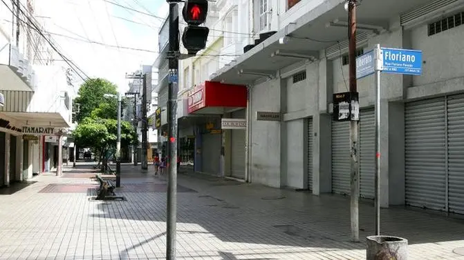 Imagem da notícia: Sob tensão com Bolsonaro, governadores endurecem restrições em meio a alta de casos de Covid-19