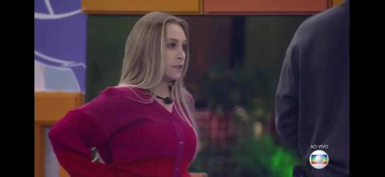 Imagem da notícia: BBB 21: Carla Diaz atende Big Fone e indica Lumena, Rodolffo e Fiuk ao paredão 