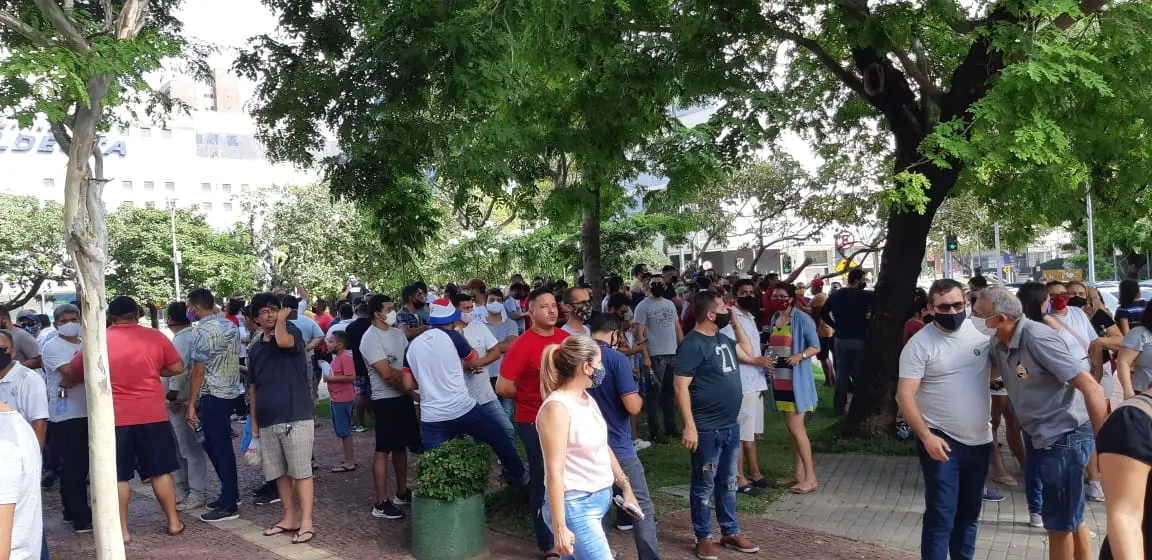 Imagem da notícia: Motoristas de aplicativo realizam ato pedindo aumento de tarifa paga pelas empresas por km rodado 
