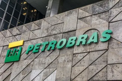 Imagem da notícia: Petrobras anuncia quinta alta do ano no preço da gasolina nas refinarias