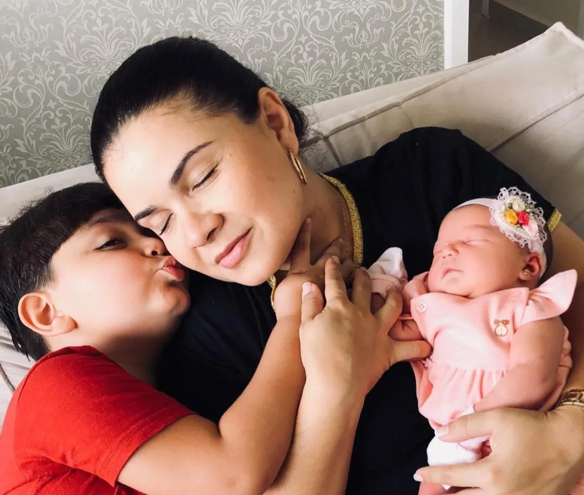 Após o filho se recuperar da H1N1 aos seis meses de idade, a empresária Janaina Almeida Bezerra, 42 anos, realiza a busca antecipada para garantir a imunização de Caio, 10 anos, e a Melissa, 2 anos