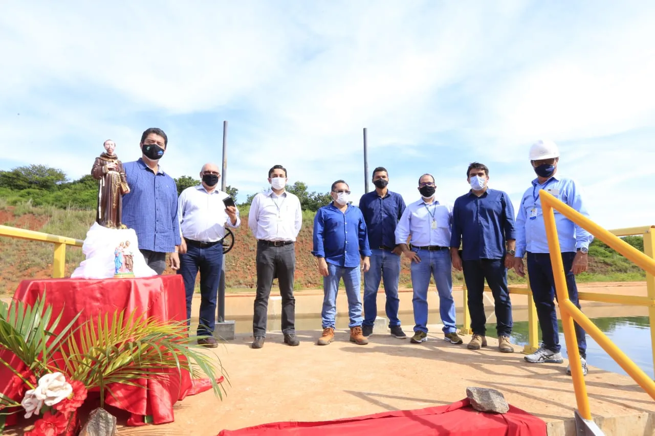 Equipe da Companhia de Gestão dos Recursos Hídricos (Cogerh), acompanhando a chegada das águas, com a imagem de São Francisco