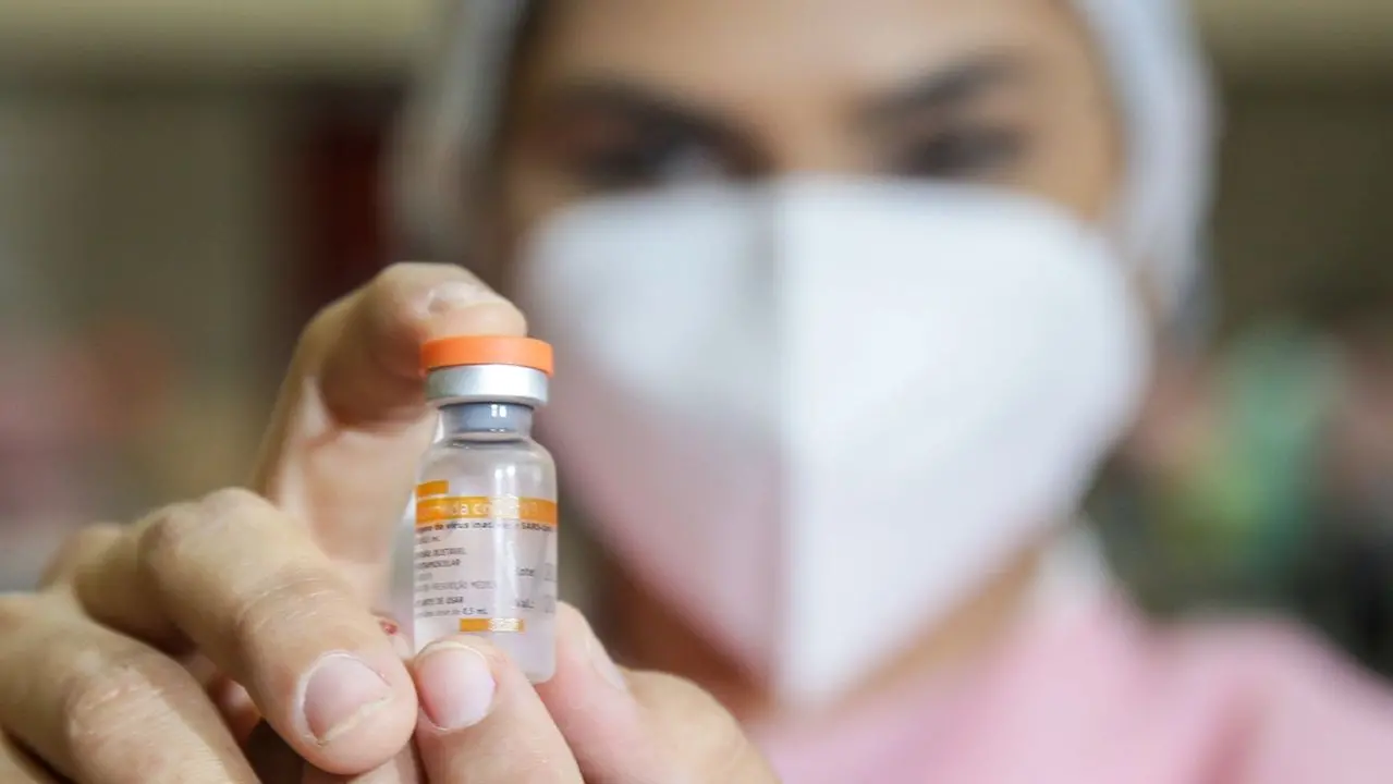 Imagem da notícia: Ceará vai receber lote com 122 mil doses de vacina contra a Covid-19 até quarta (3), diz Camilo