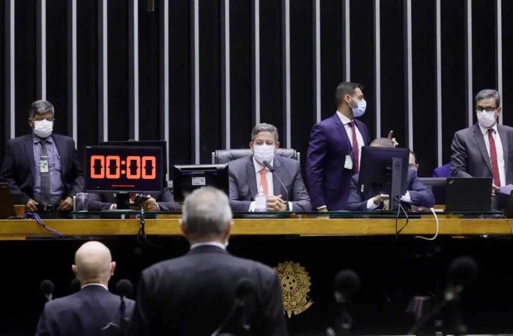 Imagem da notícia: Prisão parlamentar e foro privilegiado: o que muda com a PEC da Imunidade