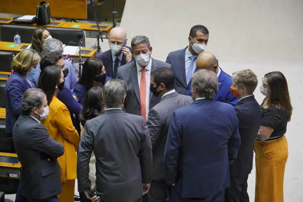 Câmara aprovou proposta que dá autonomia aos estados e municípios para compra de vacinas