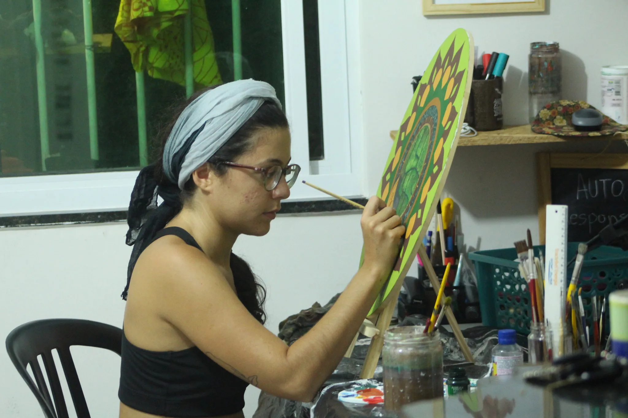 Na foto, a artista Camila Aguiar em seu ateliê