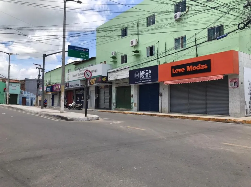 Lojas fechadas na Rua Laurentino Braga, no Centro de Mombaça
