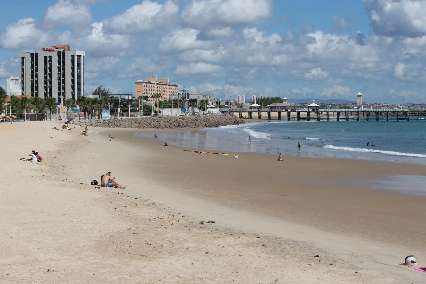 Praia de Iracema com poucos frequentadores numa manhã de junho de 2020.