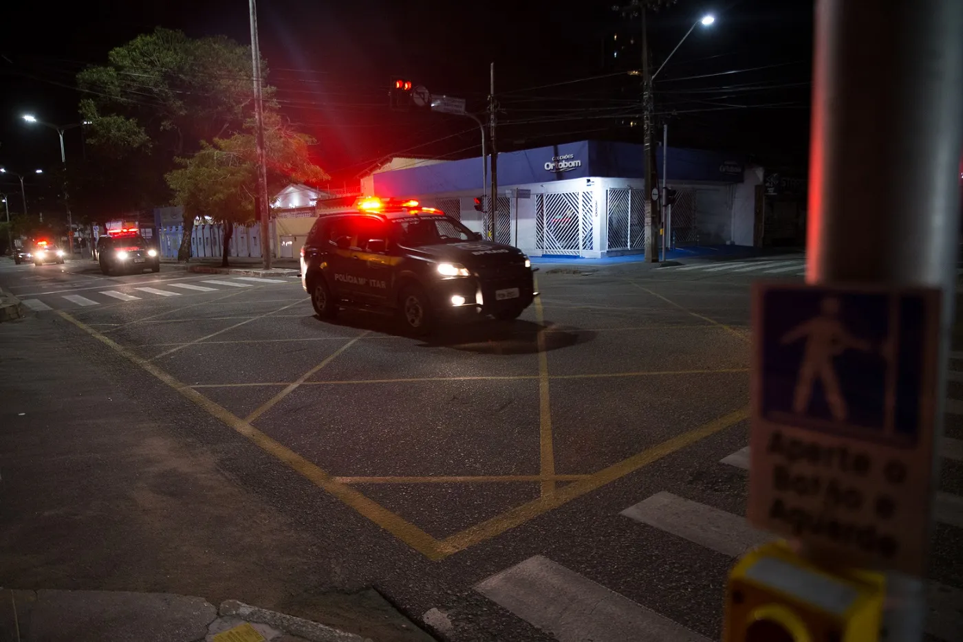 Forças de segurança percorrem vias de Fortaleza vistoriando o toque de recolher.