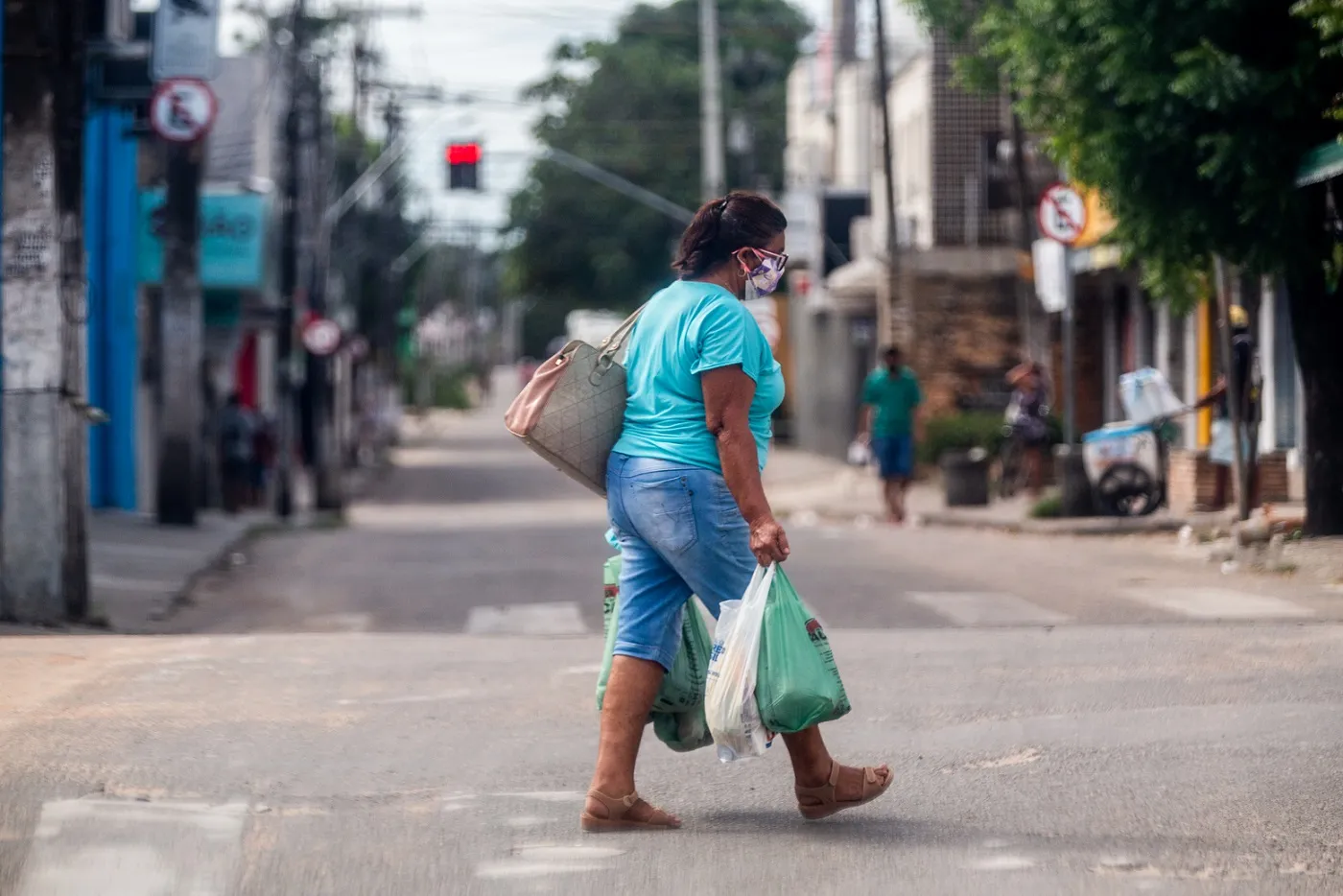 Saída de casa só era autorizada para atividades essenciais, como compra de alimentos e remédios.