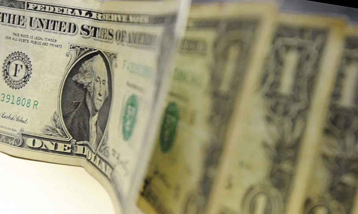 Imagem da notícia: Dólar sobe e Bolsa de Valores cai após Lula se tornar elegível 