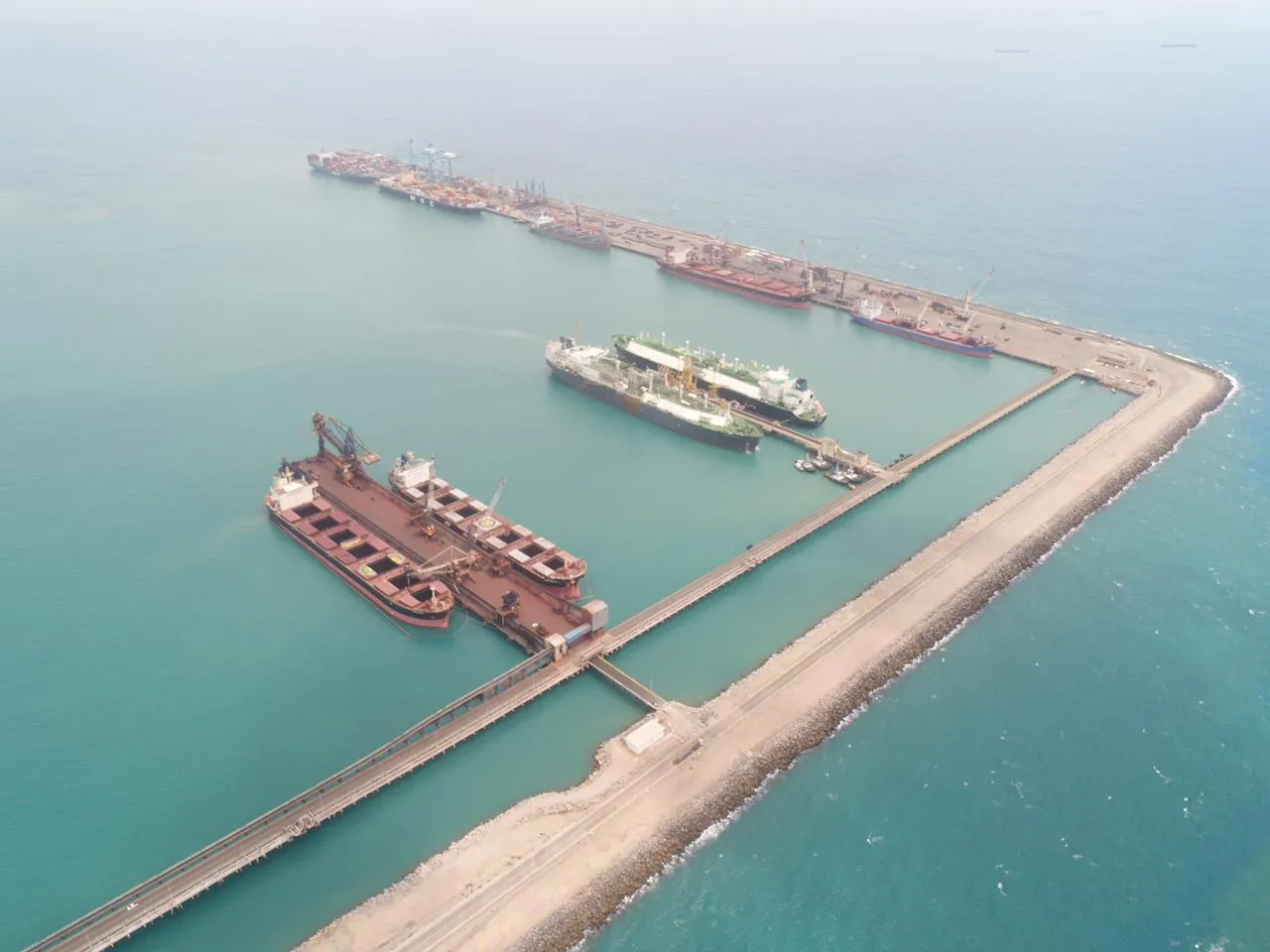 Na cabotagem, destacaram-se entre as cargas transportadas o minério de ferro, placas de aço, cereais e sal
