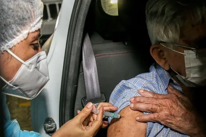 Imagem da notícia: Veja a lista dos idosos acima de 75 anos que receberão a 2ª dose da vacina nesta terça-feira (9)