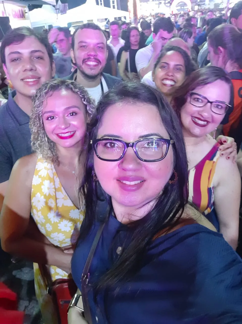 A professora Elayne Castro (vestido amarelo com branco) esteve em um show com amigos pela última vez em 2 de fevereiro de 2020