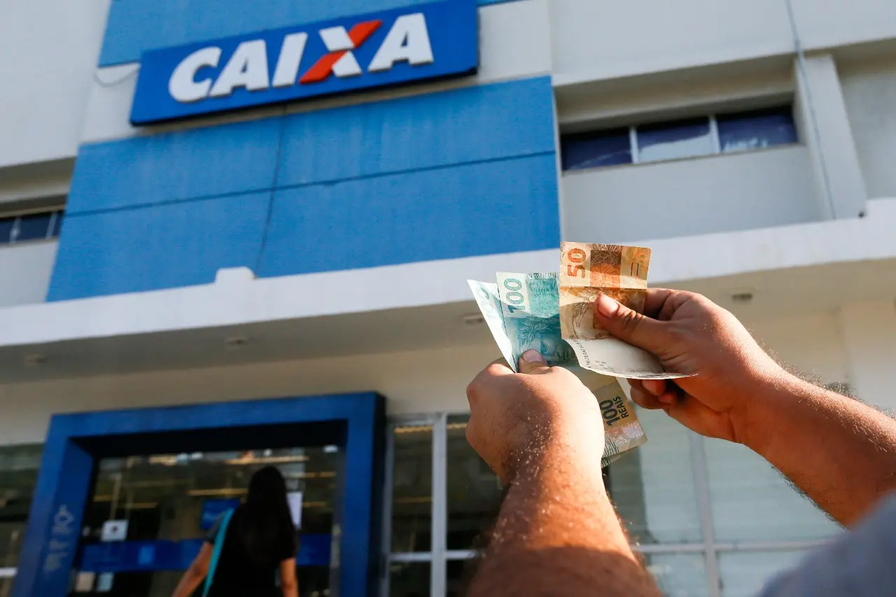Imagem da notícia: Redução de parcelas do auxílio deve impactar os mais pobres, avaliam economistas 