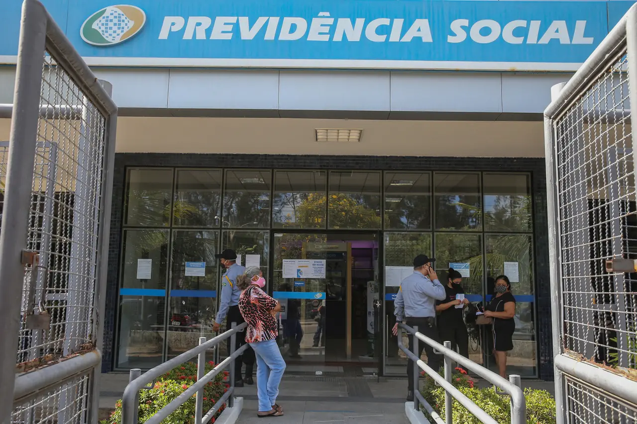 Imagem da notícia: Em meio à alta taxa de desemprego, trabalhadores terão mais dificuldades para se aposentar; entenda