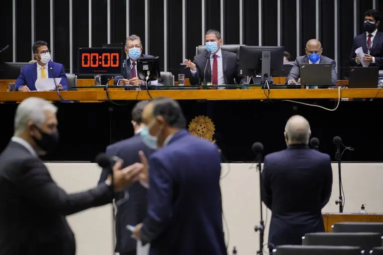 Imagem da notícia: Câmara dos Deputados vota PEC que recria auxílio emergencial em segundo turno; assista ao vivo 