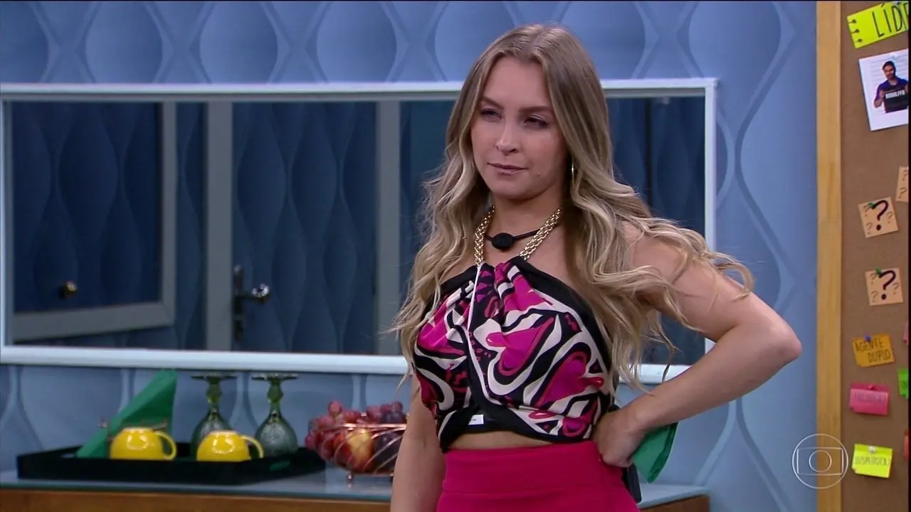 Imagem da notícia: Carla Diaz analisa jogo do BBB 21 no quarto secreto; veja lista de 4 descobertas da atriz