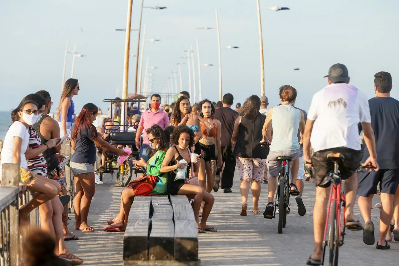 Movimentação no Espigão da Beira Mar, em Fortaleza, antes do lockdown