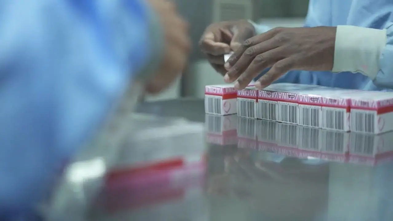 Imagem da notícia: Fiocruz consegue liberar matéria-prima e garante produção de 45 milhões de doses da vacina de Oxford