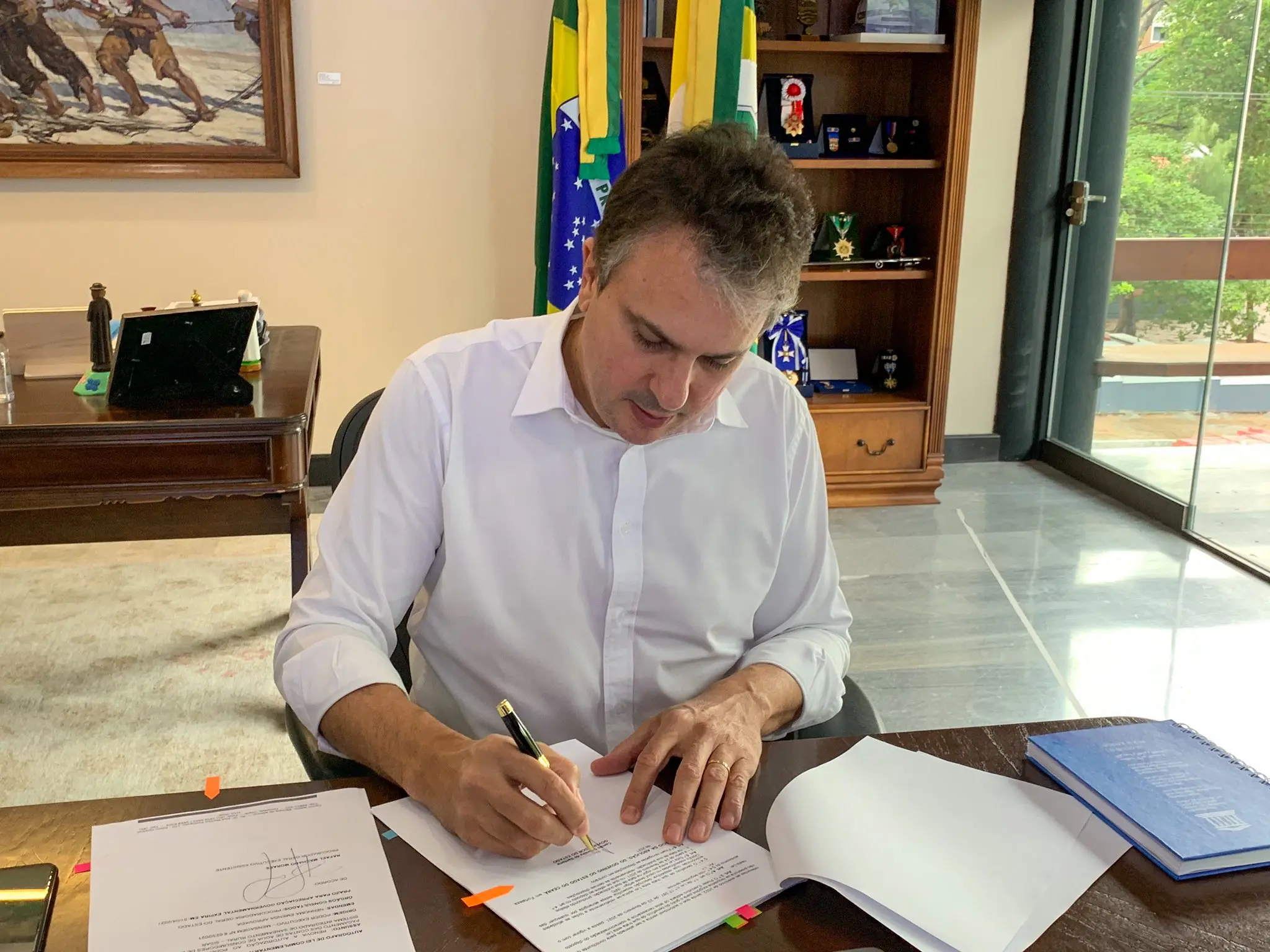 Imagem da notícia: Camilo sanciona isenção de contas de água e auxílio para desempregados de bares e restaurantes