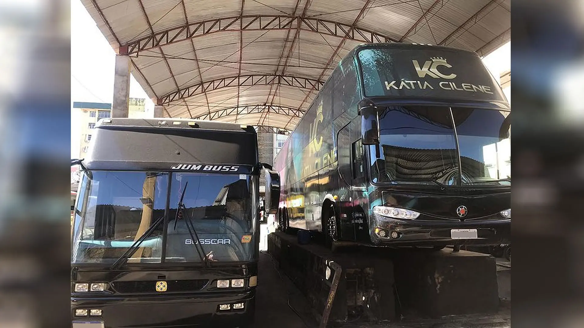 Imagem da notícia: Dois ônibus da cantora Kátia Cilene estão à venda por efeitos da pandemia