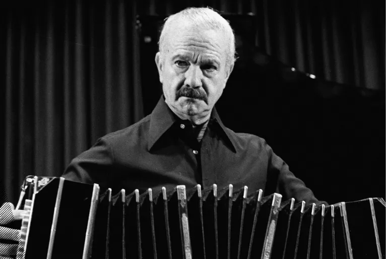 Astor Piazzolla revolucionou o tango, trazendo mais ritmo e velocidade ao estilo