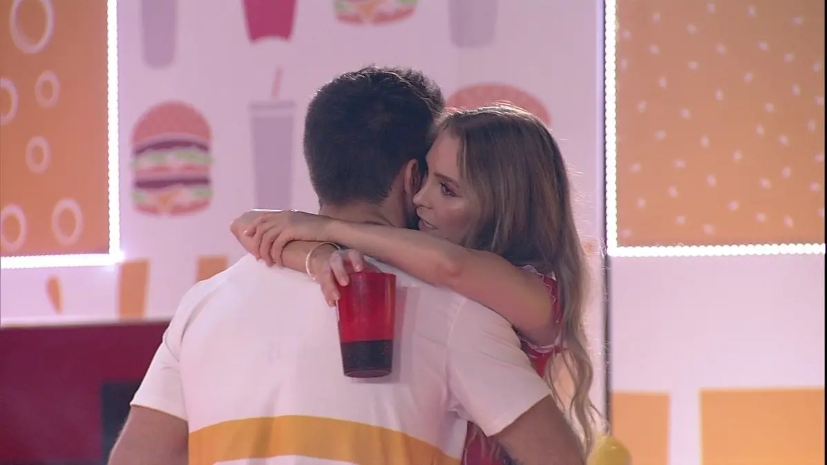 Imagem da notícia: Arthur recusa dormir com Carla no BBB 21 e atriz questiona: 'Vai ficar de conchinha com o Projota?'