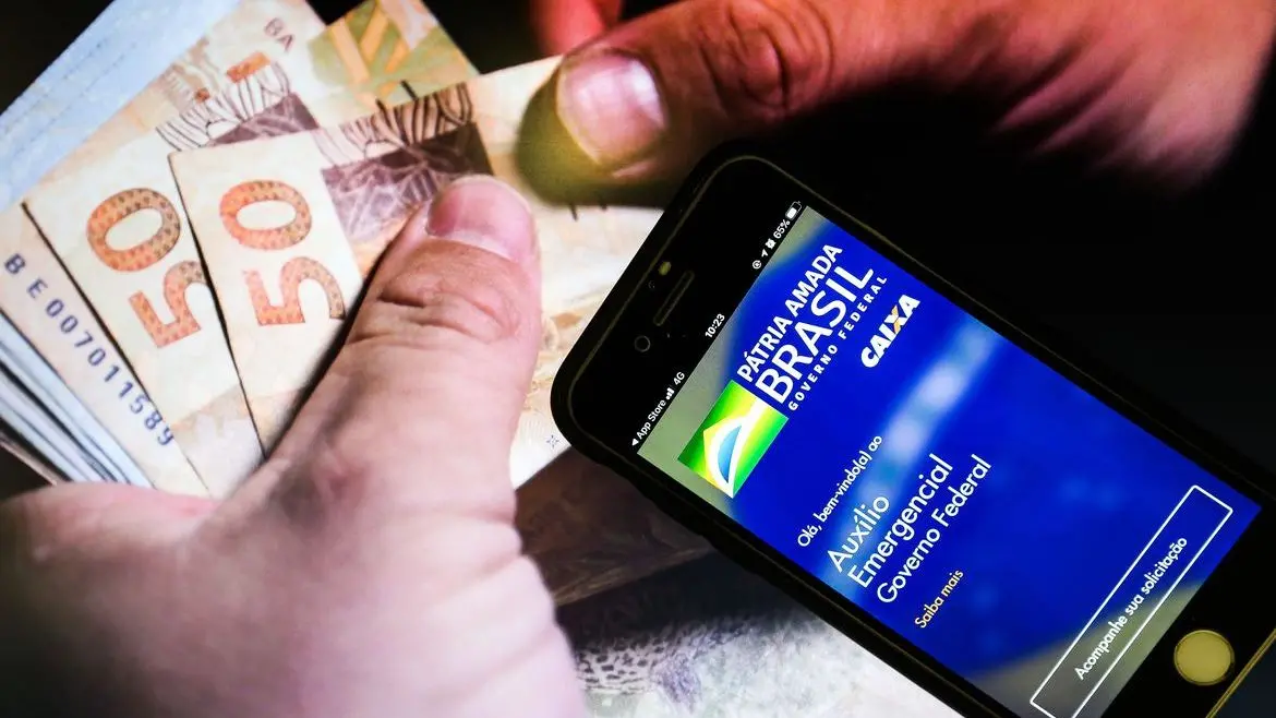 Imagem da notícia: PEC do Auxílio Emergencial 2021 é promulgada e reserva R$ 44 bilhões para o benefício