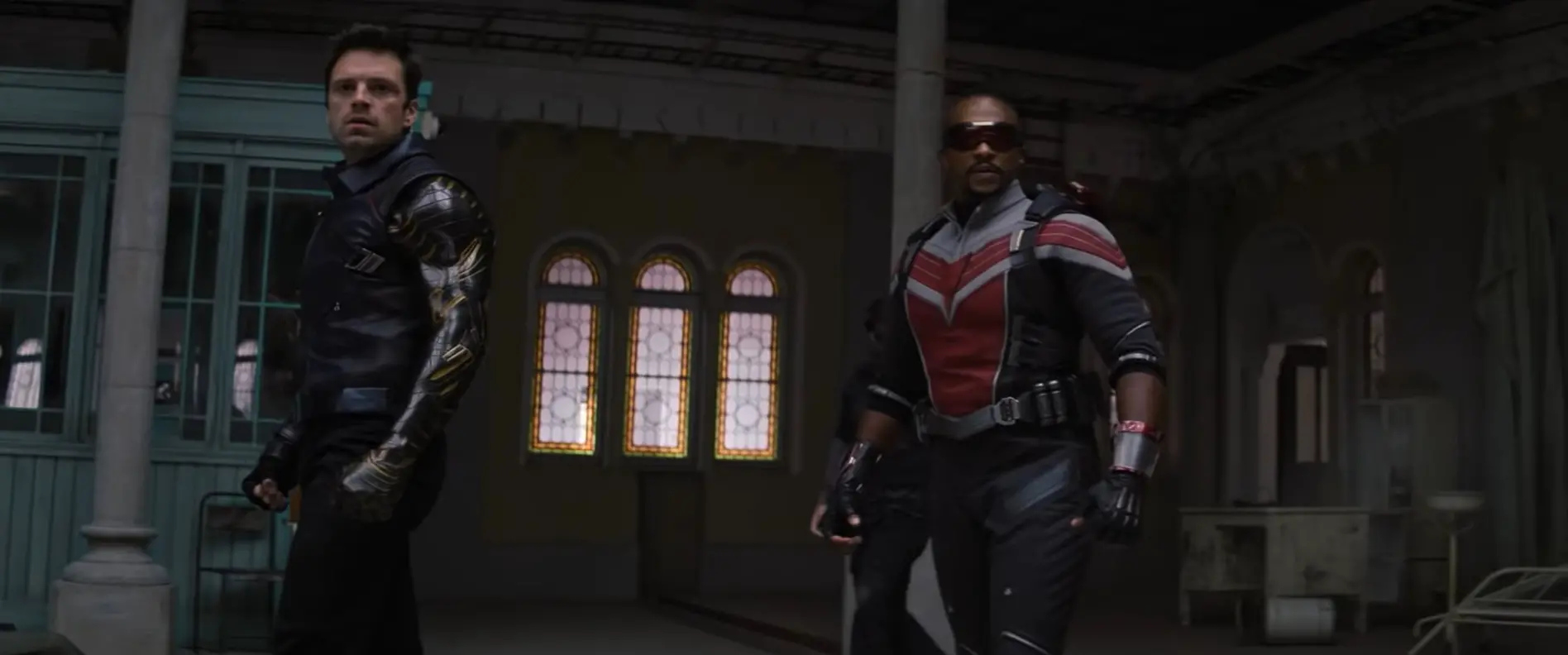 Anthony Mackie e Sebastian Stan em cena de Falcão e o Soldado Invernal, que vai estrear nesta sexta (19).