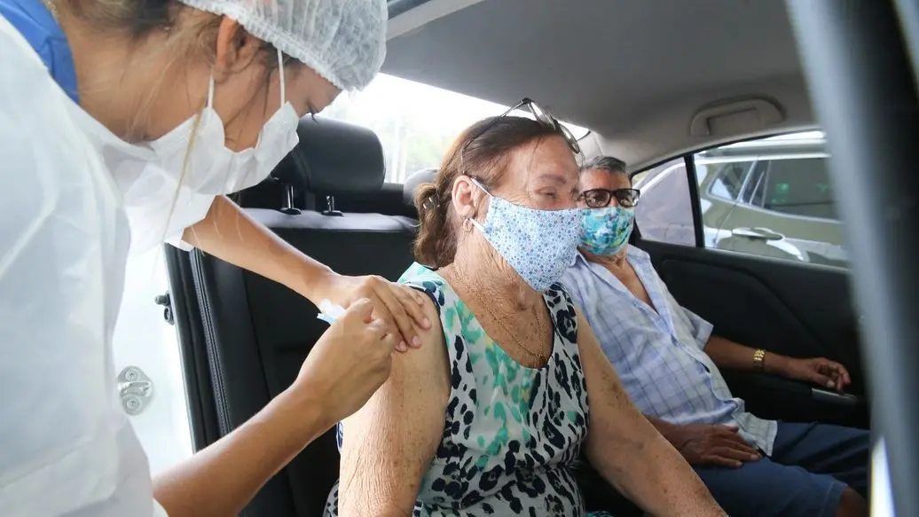 Imagem da notícia: Incidência de internação por Covid-19 de idosos vacinados cai 53,3% no Ceará