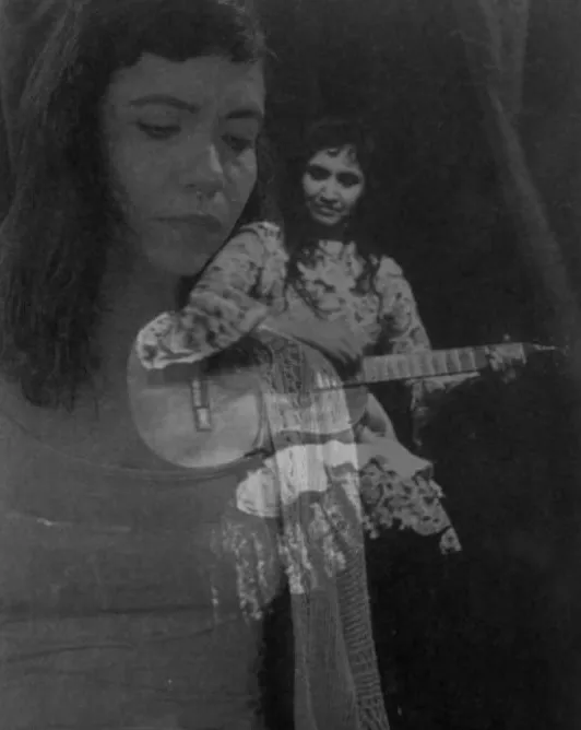 Maria Vitória percorre os trilhos e as trilhas da artista chilena Violeta Parra (1917-1967). Pensada orginalmente para o contexto anterior à pandemia, websérie  estreia primeiro capítulo no dia 27 de março