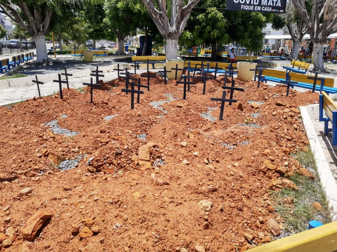 Imagem da notícia: Prefeito no Ceará retira cemitério cenográfico de praça pública após embate político