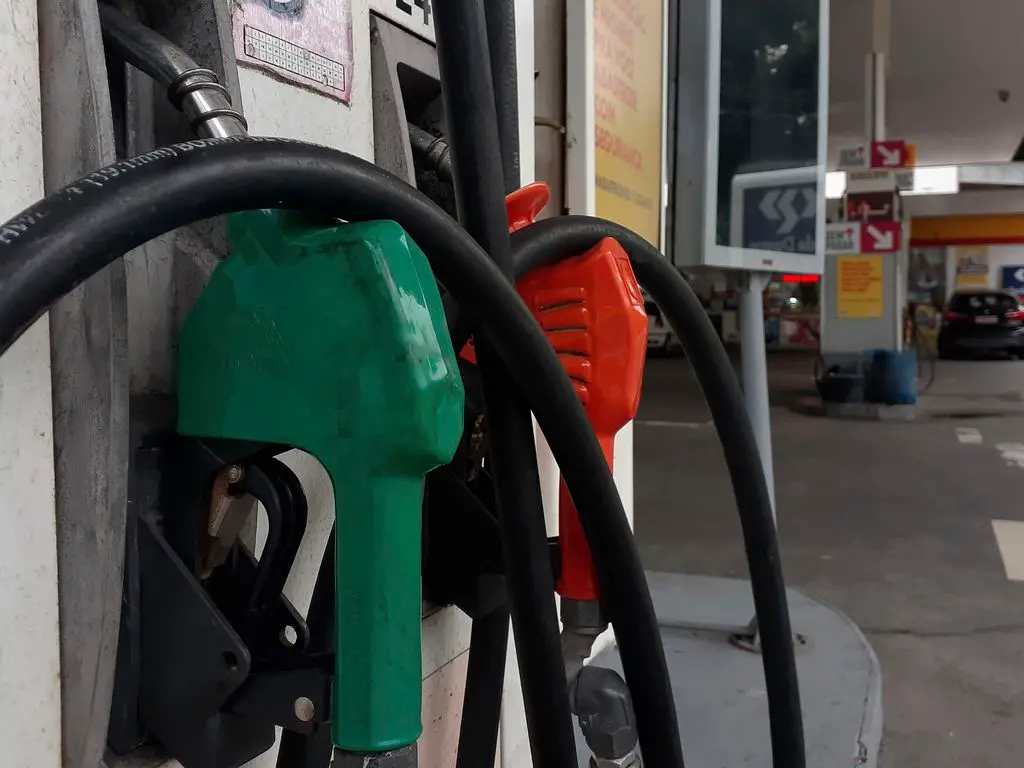 Imagem da notícia: Petrobras reduz preço da gasolina nas refinarias pela 1ª vez em 2021 após seis aumentos 