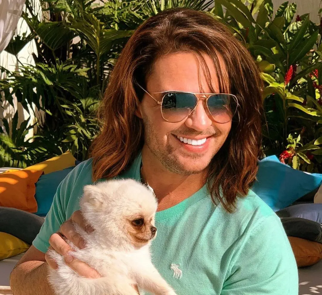 Imagem da notícia: Eduardo Costa exibe novo visual no Instagram, é comparado a Chuck e Rafa Kalimann e vira meme