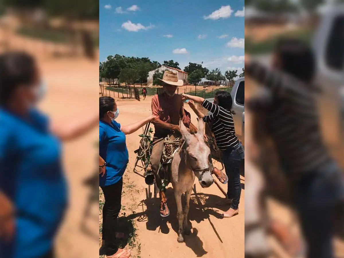 Imagem da notícia: Idoso vacinado contra Covid em jumento sabe que imunização não acabou: “Esperar a outra dose, né?