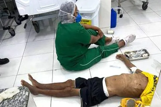 O paciente de 86 anos deu entrada com parada cardiorrespiratória, foi atendido no chão da UPA por falta de leito, mas não resistiu