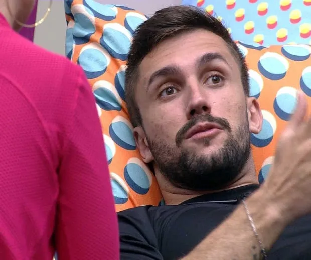 Adulto e com barba no rosto: Arthur é mesmo um 