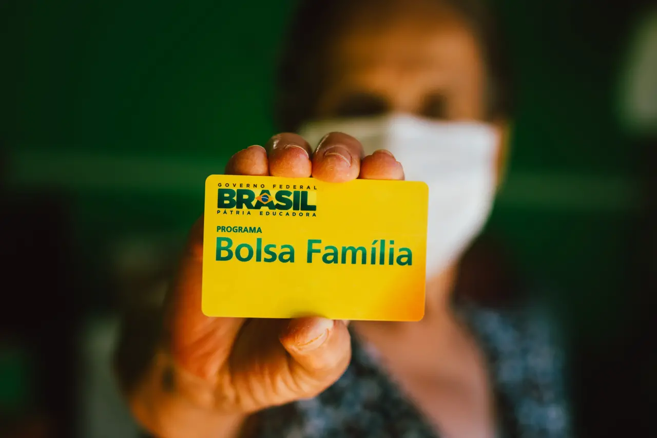 Imagem da notícia: Posso receber Bolsa Família e auxílio emergencial no mesmo mês? Entenda